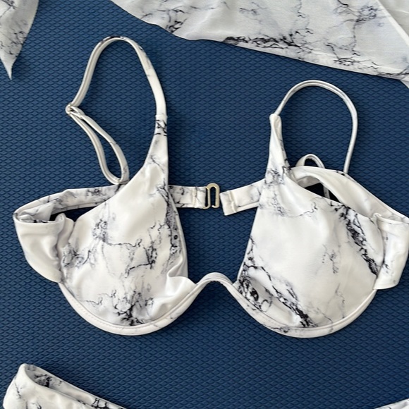 New Bikini with beach skirt , white w/ black grey shadows - Picture 3 of 4